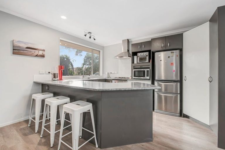 Photo of property in 9 Jean Place, Stanmore Bay, Whangaparaoa, 0932