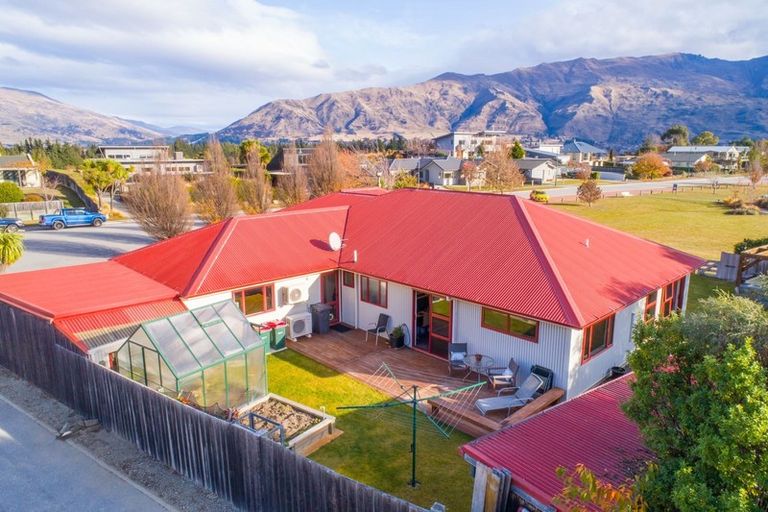Photo of property in 15 Allenby Place, Wanaka, 9305