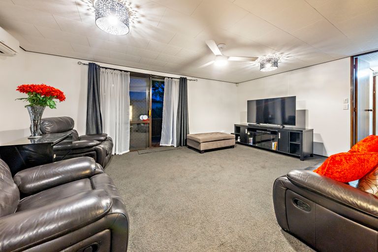 Photo of property in 18 Horlicks Place, Randwick Park, Auckland, 2105