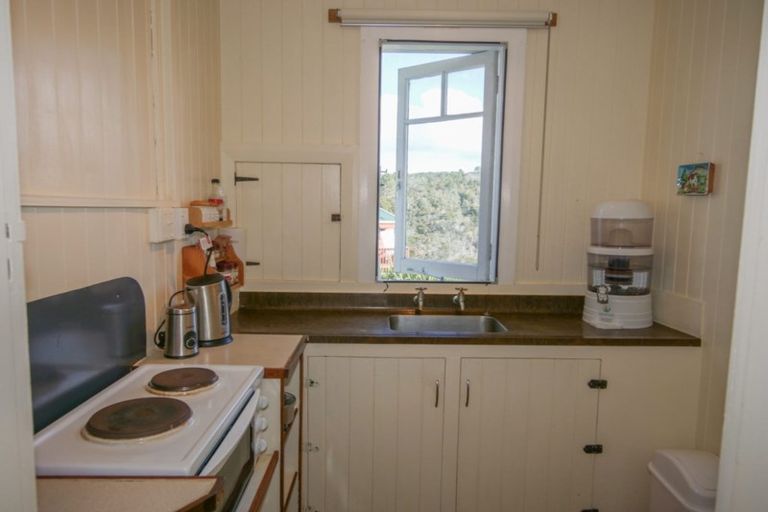 Photo of property in 21 Seaview Road, Cable Bay, 0420