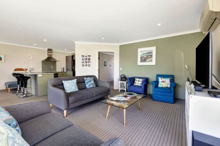 Photo of property in 13 Greenstone Place, Aotea, Porirua, 5024