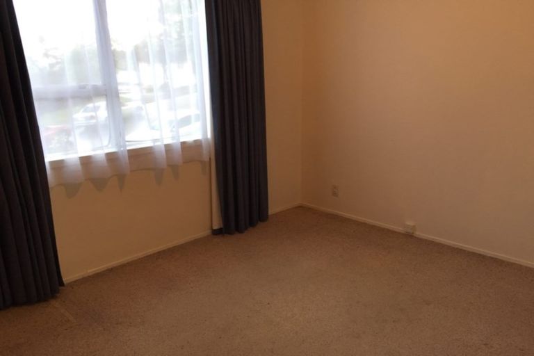 Photo of property in 1/3 Mcquoid Place, Glenfield, Auckland, 0629