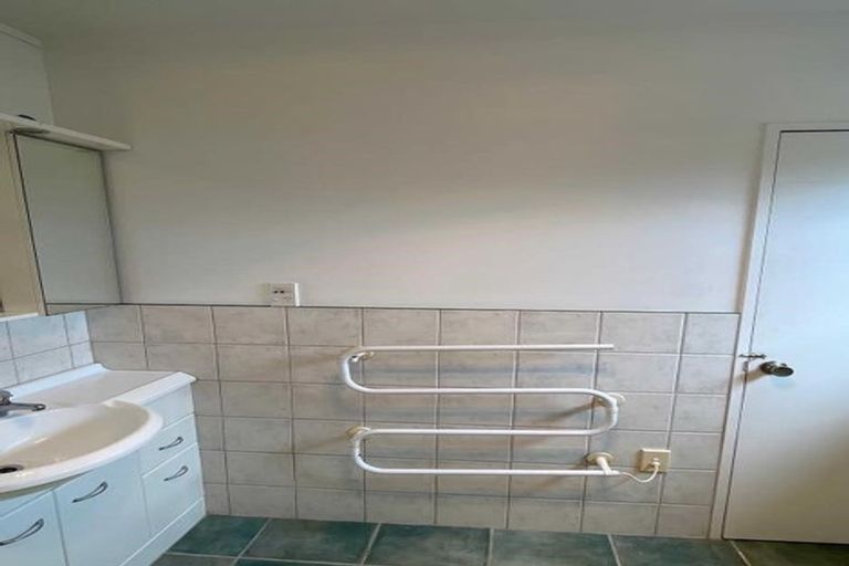 Photo of property in 20 Tawhana Crescent, Red Beach, 0932
