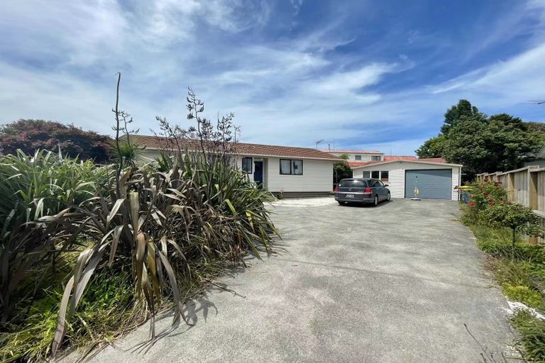 Photo of property in 100 Beach Road, Te Atatu Peninsula, Auckland, 0610