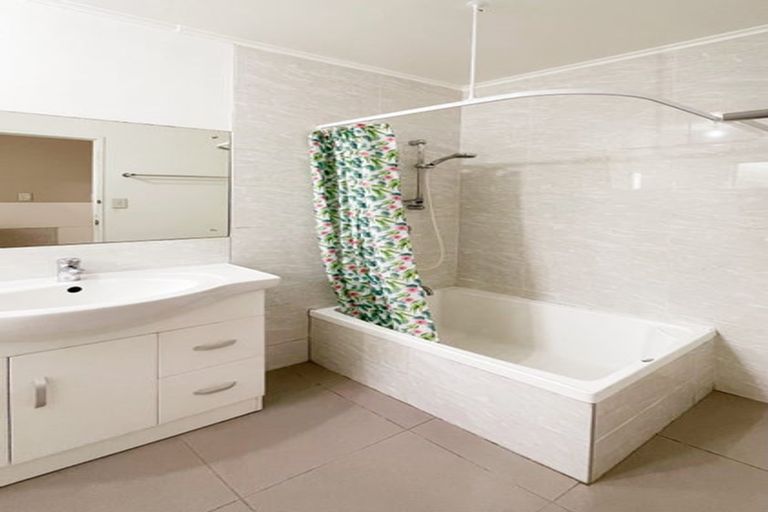 Photo of property in 34 Titirangi Road, New Lynn, Auckland, 0600