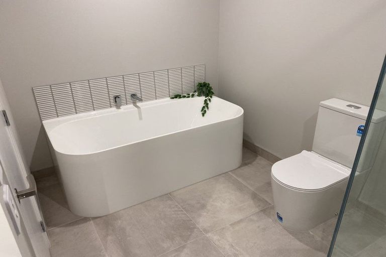 Photo of property in 2/7 Grays Road, Plimmerton, Porirua, 5026