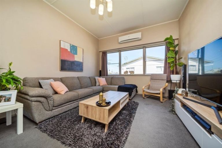 Photo of property in 37 Burns Street, Hawera, 4610