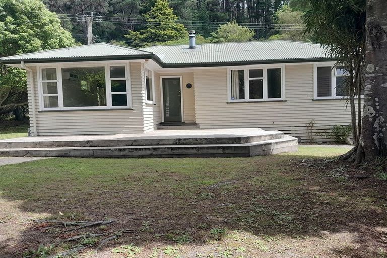 Photo of property in 92 Pinehaven Road, Pinehaven, Upper Hutt, 5019
