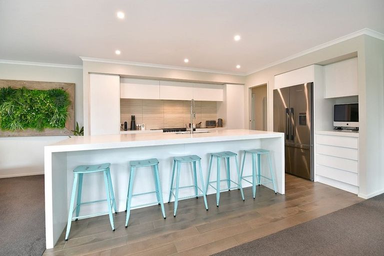 Photo of property in 25 Hobbs Road, Matakatia, Whangaparaoa, 0930