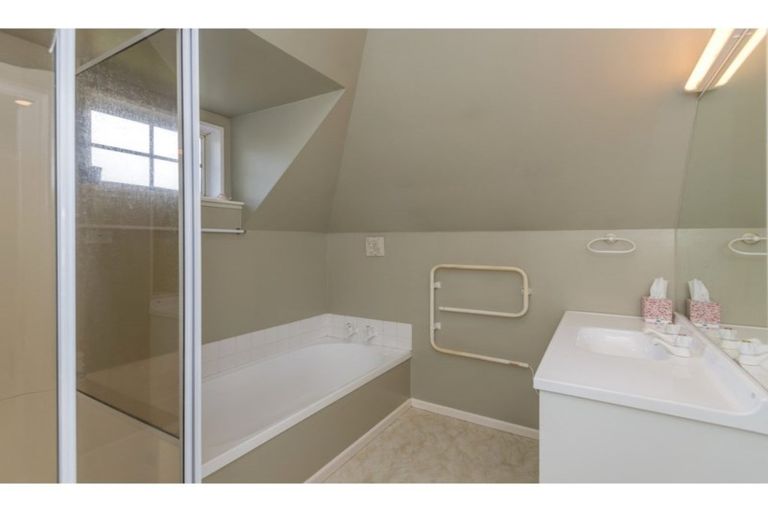 Photo of property in 70a Straven Road, Fendalton, Christchurch, 8014