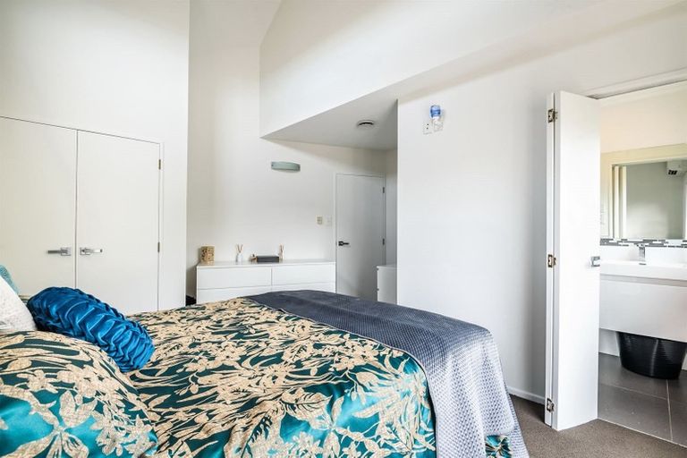 Photo of property in 17 Calypso Way, Unsworth Heights, Auckland, 0632