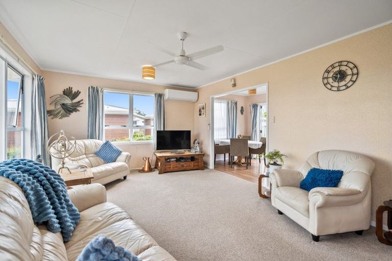 Photo of property in 11 Karoro Road, One Tree Point, 0118