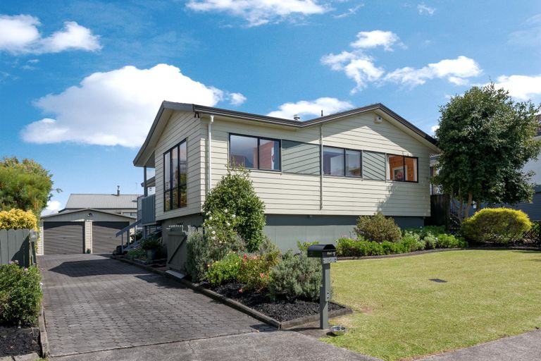 Photo of property in 7 Coubray Place, Botany Downs, Auckland, 2010