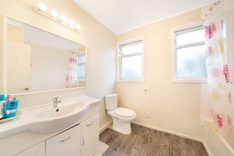 Photo of property in 2/7 Mcleod Road, Henderson, Auckland, 0612