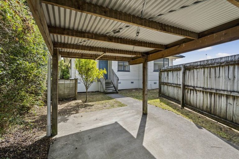Photo of property in 3 Phelps Place, Glendene, Auckland, 0602
