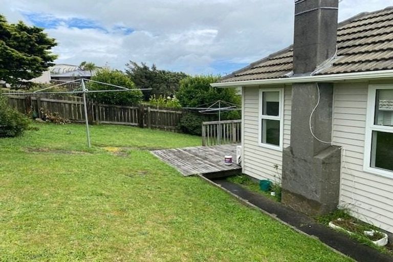 Photo of property in 32 Kenmore Street, Newlands, Wellington, 6037