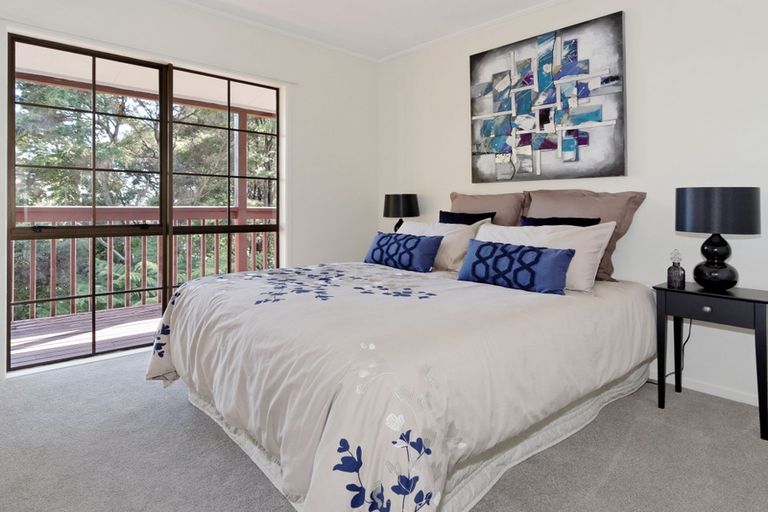 Photo of property in 10 Longfellow Parade, Glen Eden, Auckland, 0604