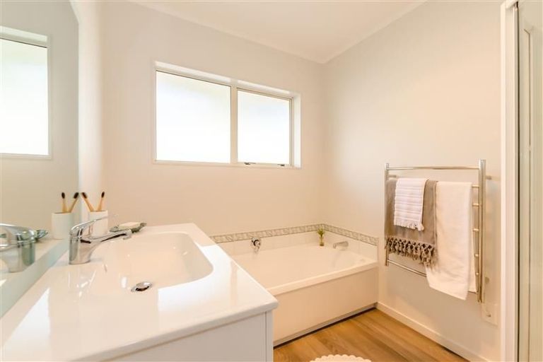 Photo of property in 1b Hemi Street, Waikanae, 5036