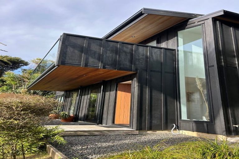 Photo of property in 2 Piha Road, Piha, 0772