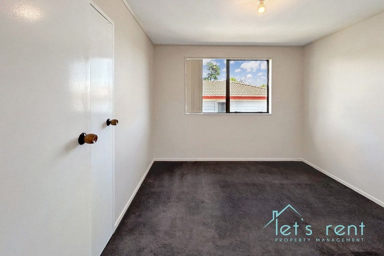 Photo of property in 18 Halloran Place, Massey, Auckland, 0614