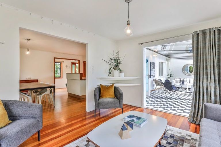 Photo of property in 37 York Road, Titirangi, Auckland, 0604