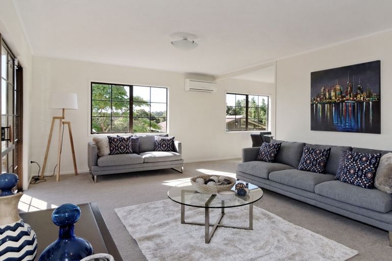 Photo of property in 10 Longfellow Parade, Glen Eden, Auckland, 0604