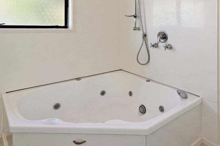 Photo of property in 10 Longfellow Parade, Glen Eden, Auckland, 0604