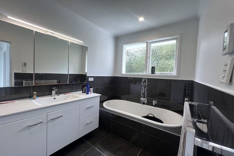 Photo of property in 5 Lynn Road, Bayview, Auckland, 0629