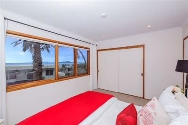 Photo of property in 6 Shearwater Rise, Rothesay Bay, Auckland, 0630