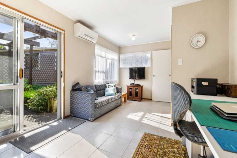 Photo of property in 23 Finlow Drive, Te Atatu South, Auckland, 0610