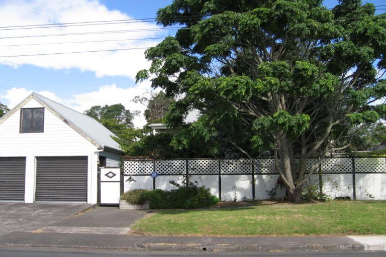 Photo of property in 1/22 Cliff View Drive, Green Bay, Auckland, 0604