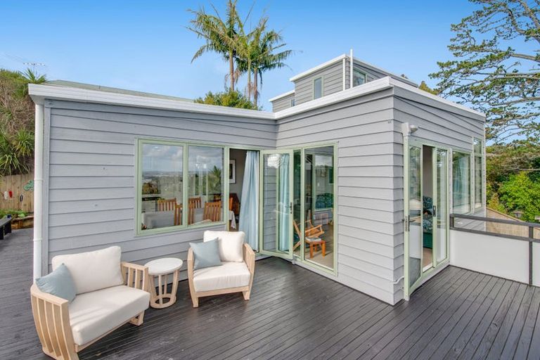 Photo of property in 2/9 Pemberton Avenue, Bayview, Auckland, 0629