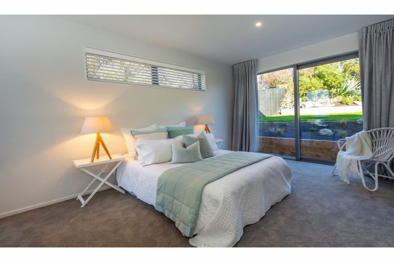Photo of property in 10 Hilltop Lane, Mount Pleasant, Christchurch, 8081