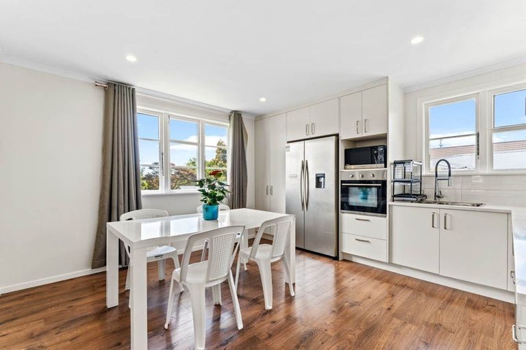 Photo of property in 37 Queen Mary Avenue, New Lynn, Auckland, 0600