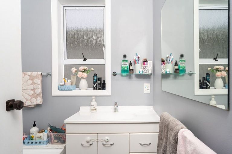 Photo of property in 9 Franklyn Road, Tawa, Wellington, 5028