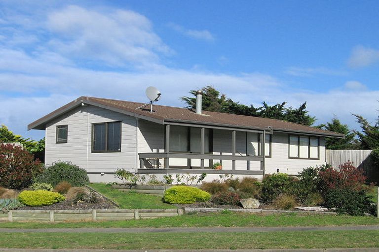 Photo of property in 4 Oratia Street, Waikanae Beach, Waikanae, 5036