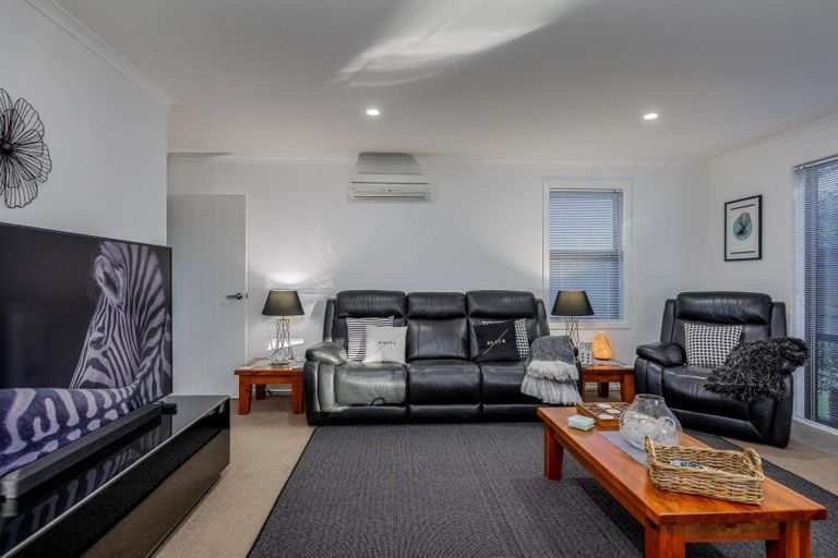 Photo of property in 18 Medallion Court, Kelvin Grove, Palmerston North, 4414
