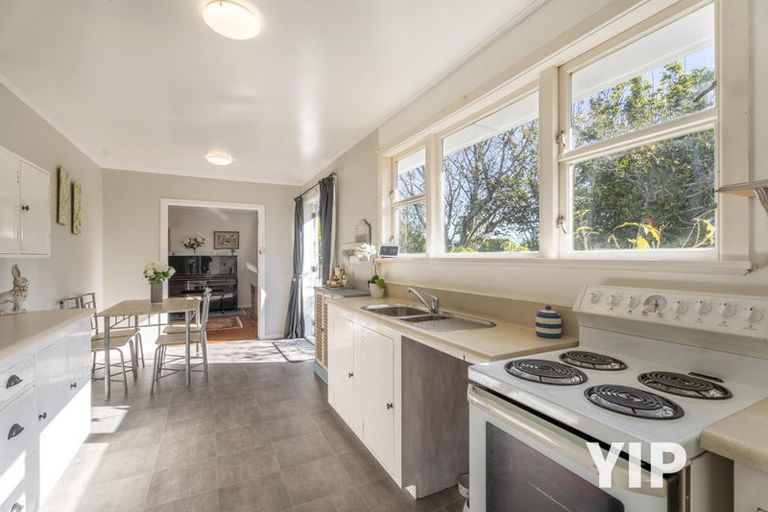 Photo of property in 10 Turville Crescent, Newlands, Wellington, 6037