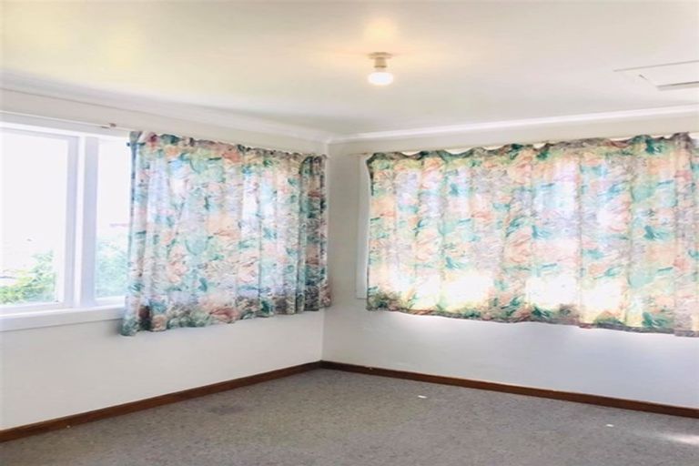 Photo of property in 2 Binsted Road, New Lynn, Auckland, 0600