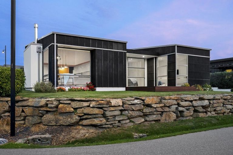 Photo of property in 8 Kapuka Lane, Wanaka, 9305