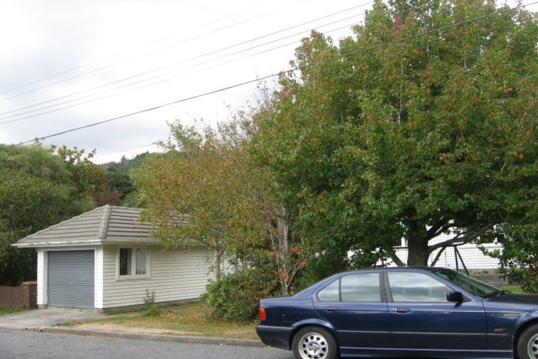 Photo of property in 33 Pinehaven Road, Pinehaven, Upper Hutt, 5019