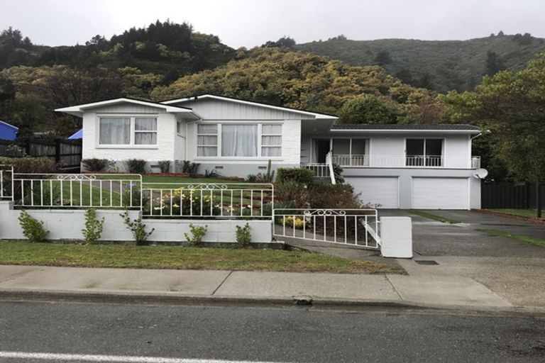 Photo of property in 128 Waikawa Road, Picton, 7220