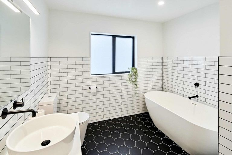 Photo of property in 44 Domett Street, Newlands, Wellington, 6037