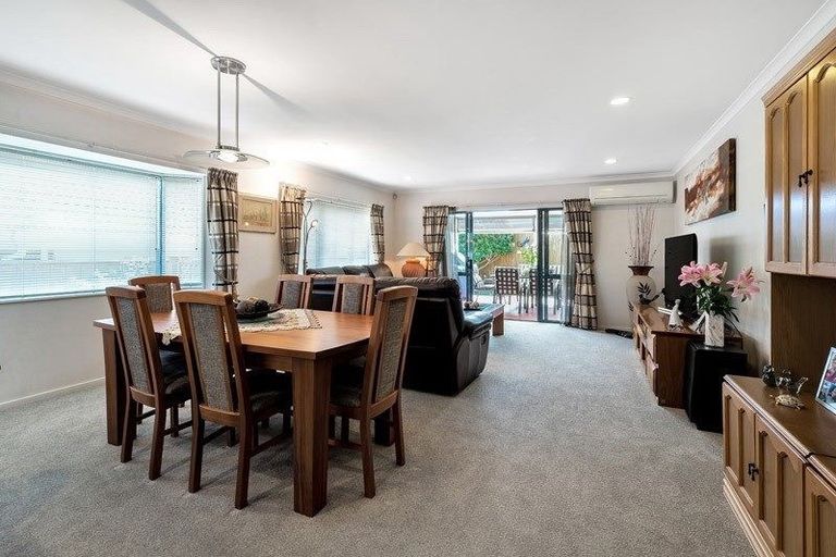 Photo of property in 98 Golfland Drive, Golflands, Auckland, 2013