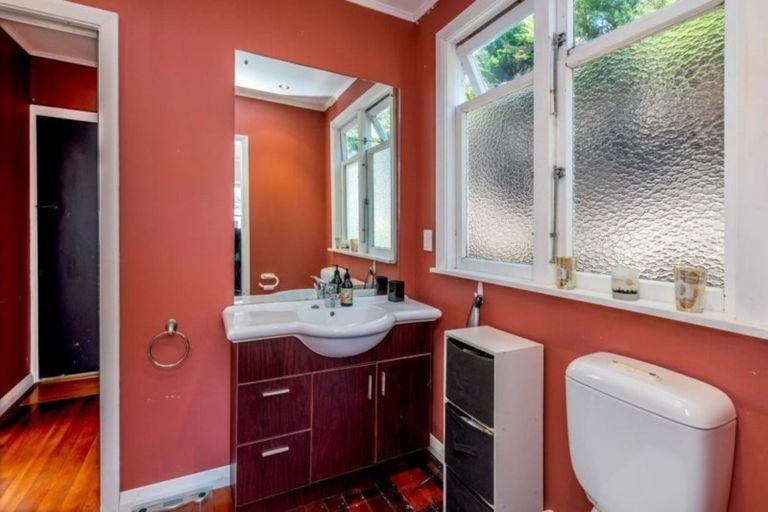 Photo of property in 31 Hemara Street, Waikanae Beach, Waikanae, 5036