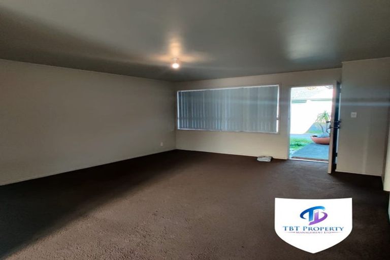 Photo of property in 2/41 Challen Close, Conifer Grove, Takanini, 2112