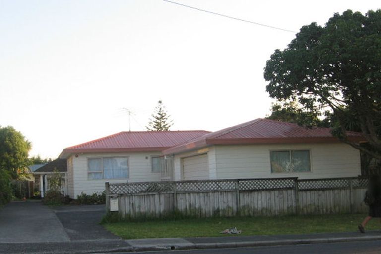 Photo of property in 1/102 Chivalry Road, Glenfield, Auckland, 0629