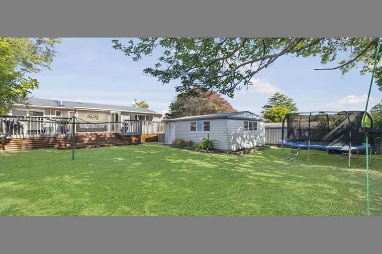 Photo of property in 24 La Rosa Street, Green Bay, Auckland, 0604