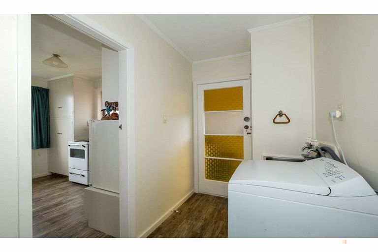 Photo of property in 1 Oxford Street, Waimate, 7924