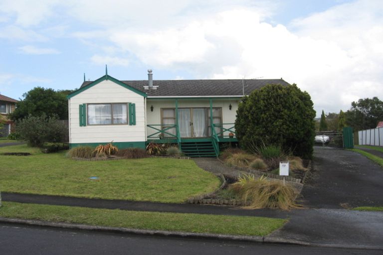 Photo of property in 17 Benygloe Place, Highland Park, Auckland, 2010